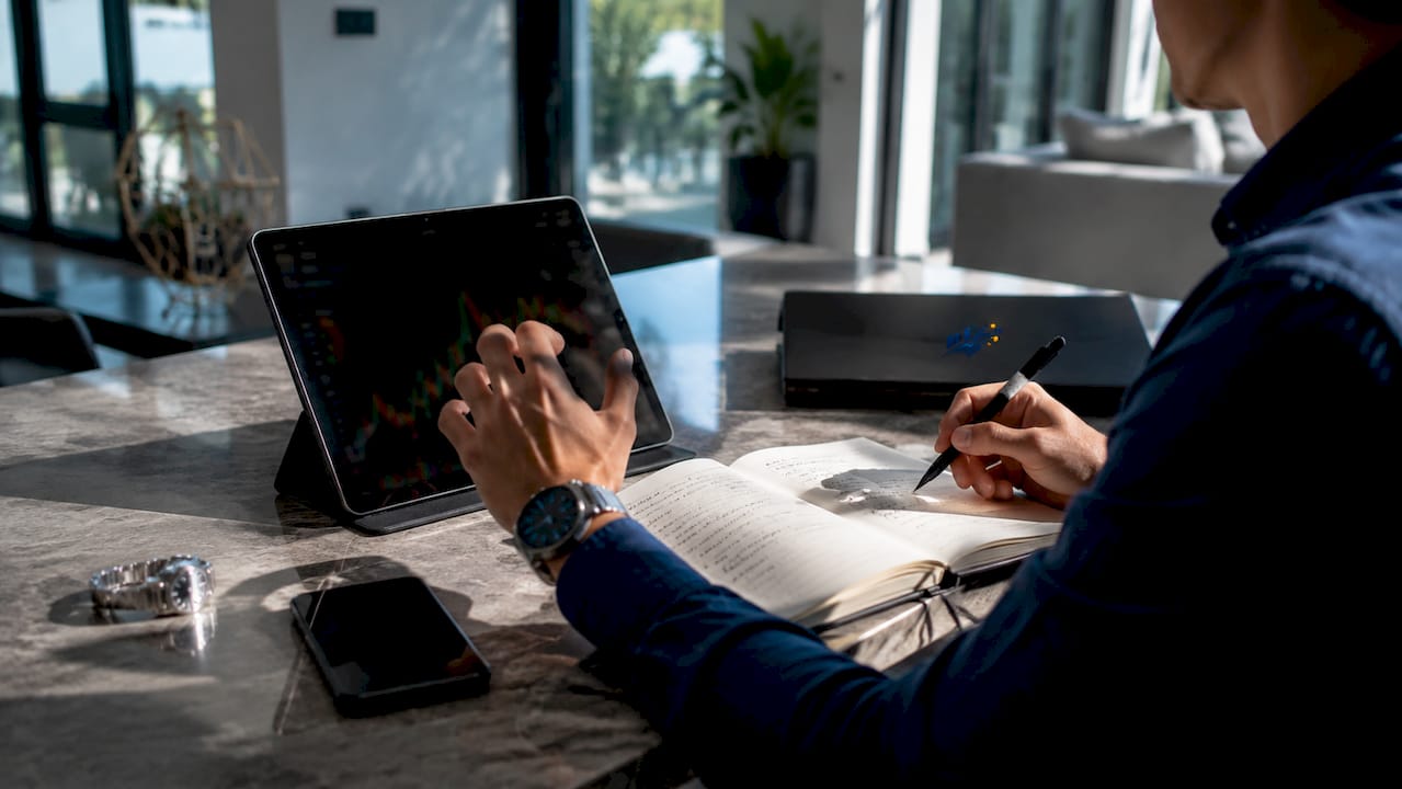 Close-up of professional scalpers using trading tools