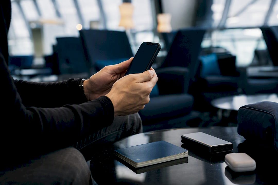 Путешественник совершает вызов по Wi-Fi на телефоне в режиме полёта