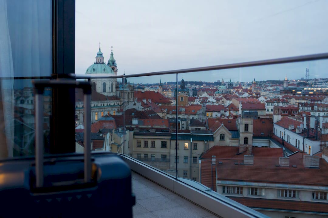 Vue panoramique d’une ville européenne depuis un balcon