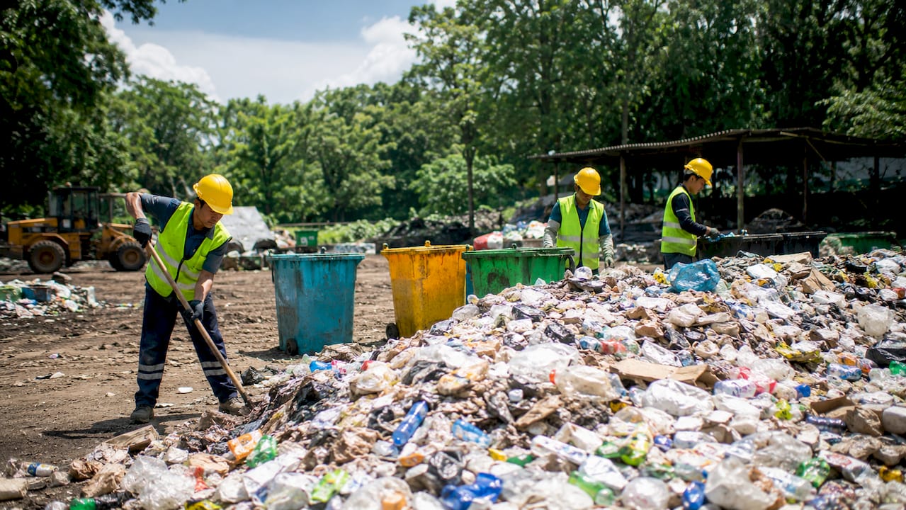 Planta de reciclaje que recibe residuos sin separar en los contenedores
