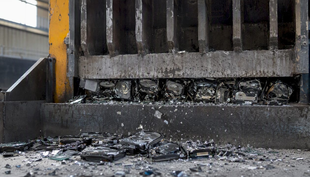 Destrucción de discos duros en una planta de reciclaje electrónico