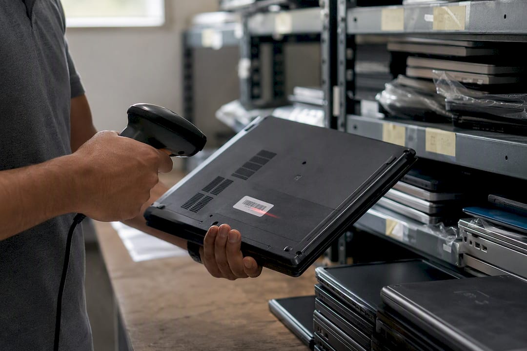Un técnico escanea el código de barras de un equipo para llevar el control del inventario.