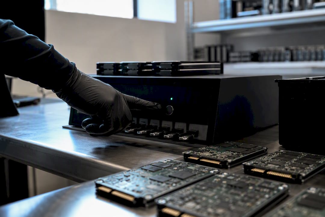 Técnico presionando el botón en la consola de borrado cerca de los SSD