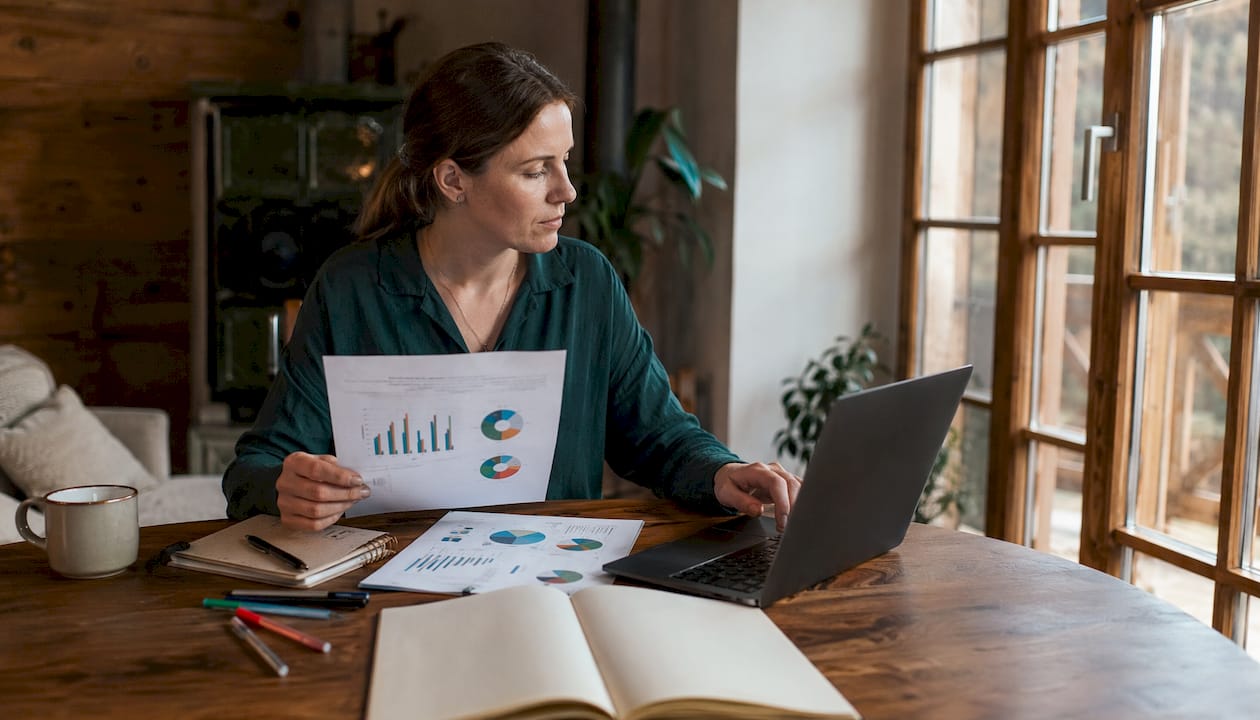 Eine Marketing-Expertin plant im Büro einen A/B-Test und bereitet alles dafür vor.