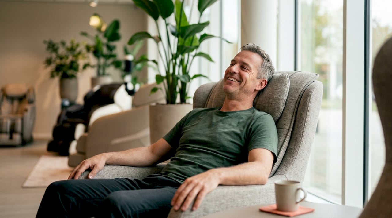 Man beoordeelt het comfort van de luxe bekleding van een massagestoel