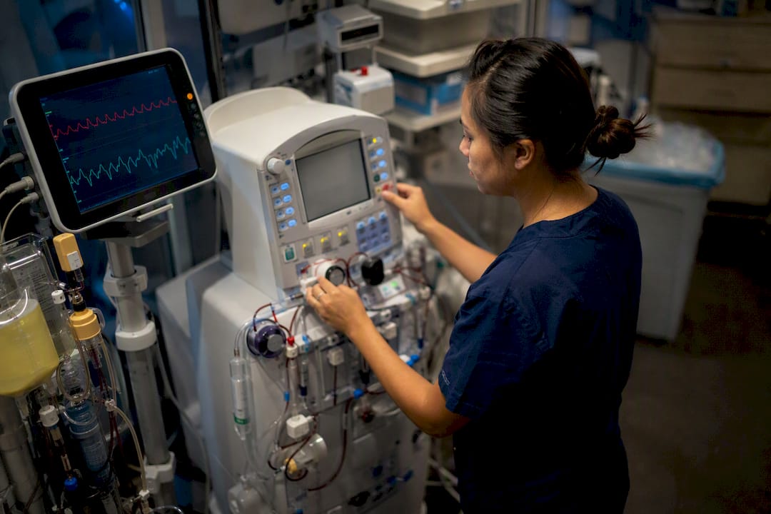 Nurse monitoring renal therapy and arterial line