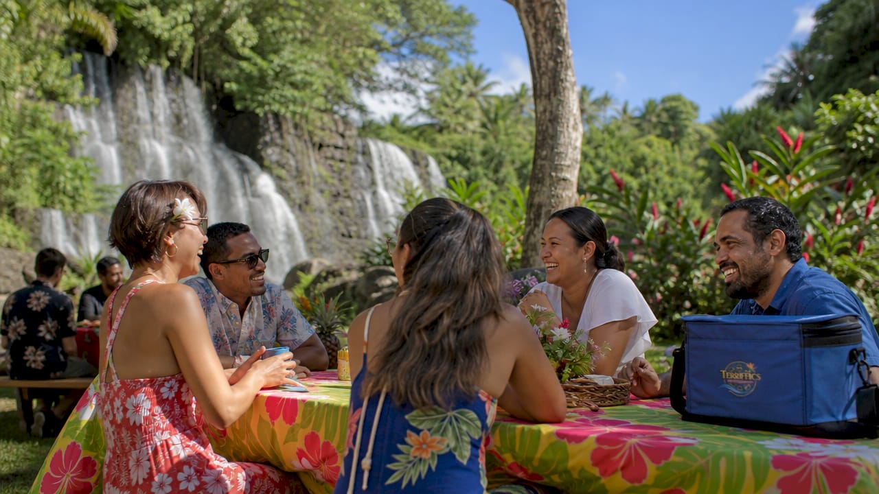 Outdoor Oahu celebration with guests mingling