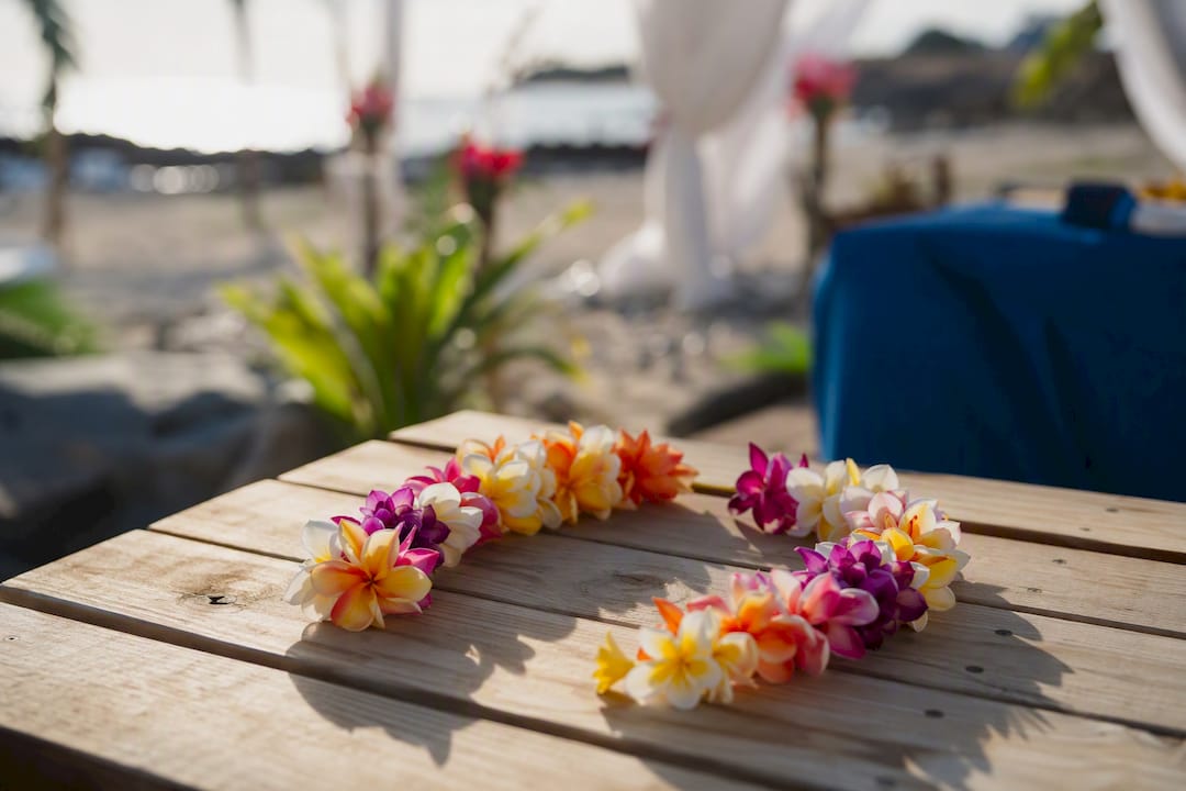 Open flower lei appropriate for pregnant guest