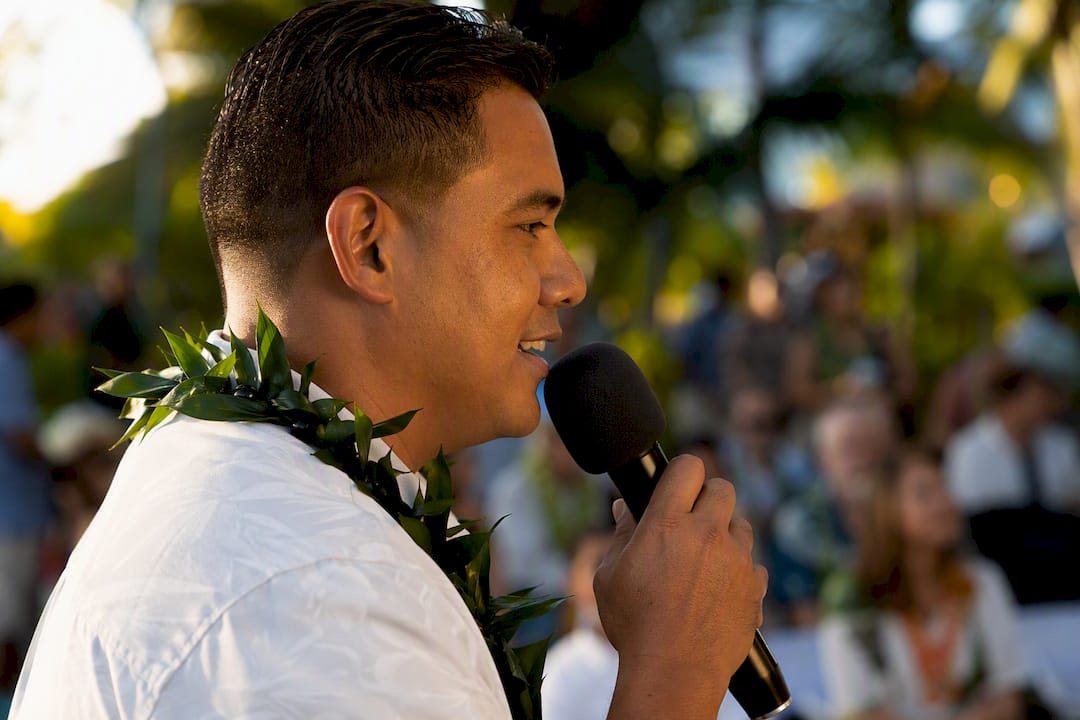 Emcee pronouncing Hawaiian name at event