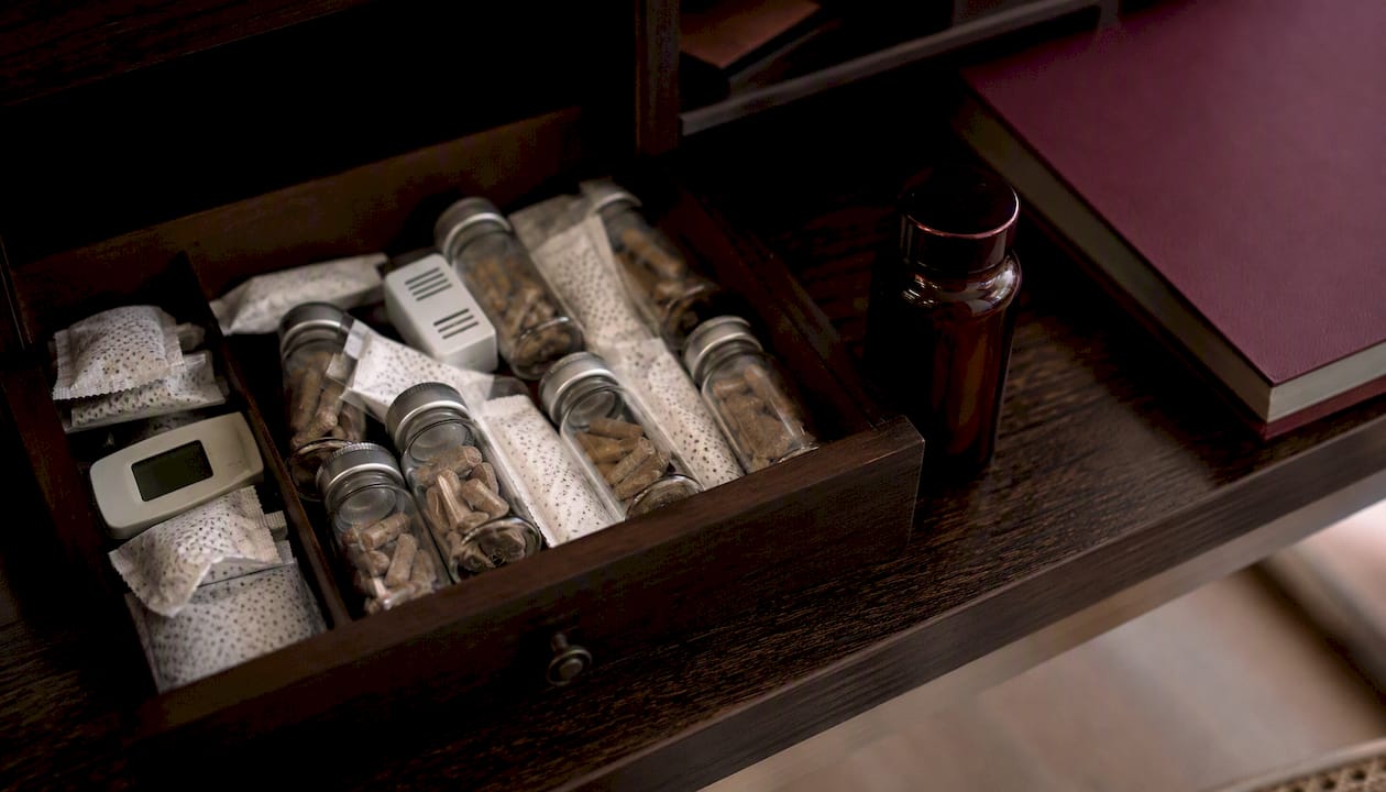 Supplement storage with humidity monitors and packaging