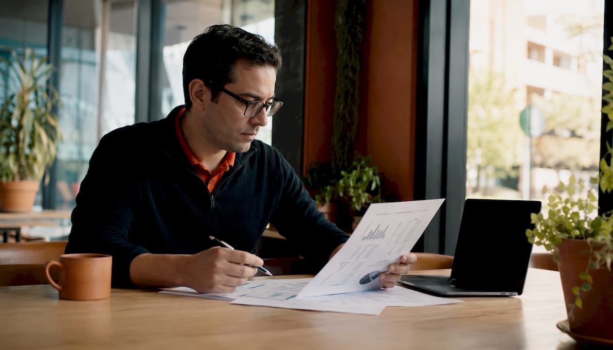 Especialista en bioinformática analizando datos clínicos en su puesto de trabajo