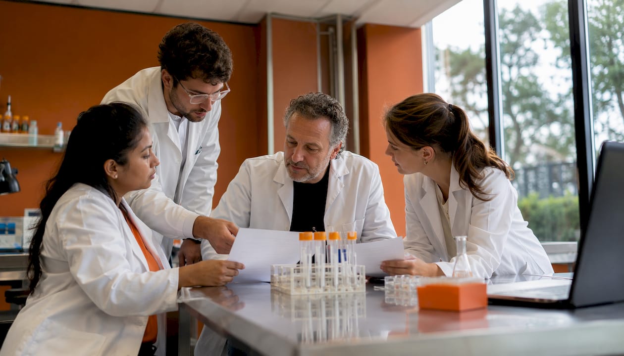 Un grupo de especialistas de distintas áreas se reúne para avanzar en proyectos de investigación genética.