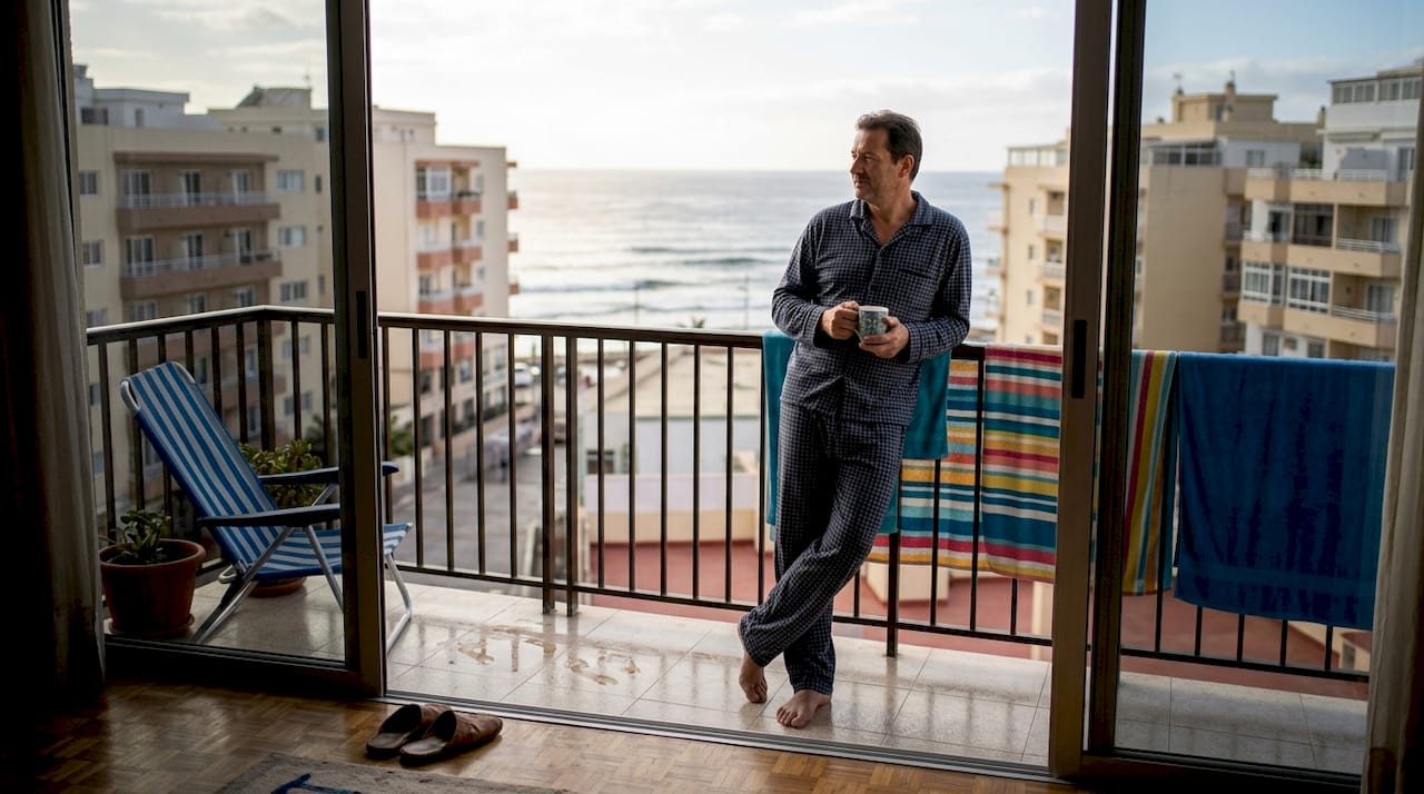 Disfrutando de un café en una terraza con vistas al mar