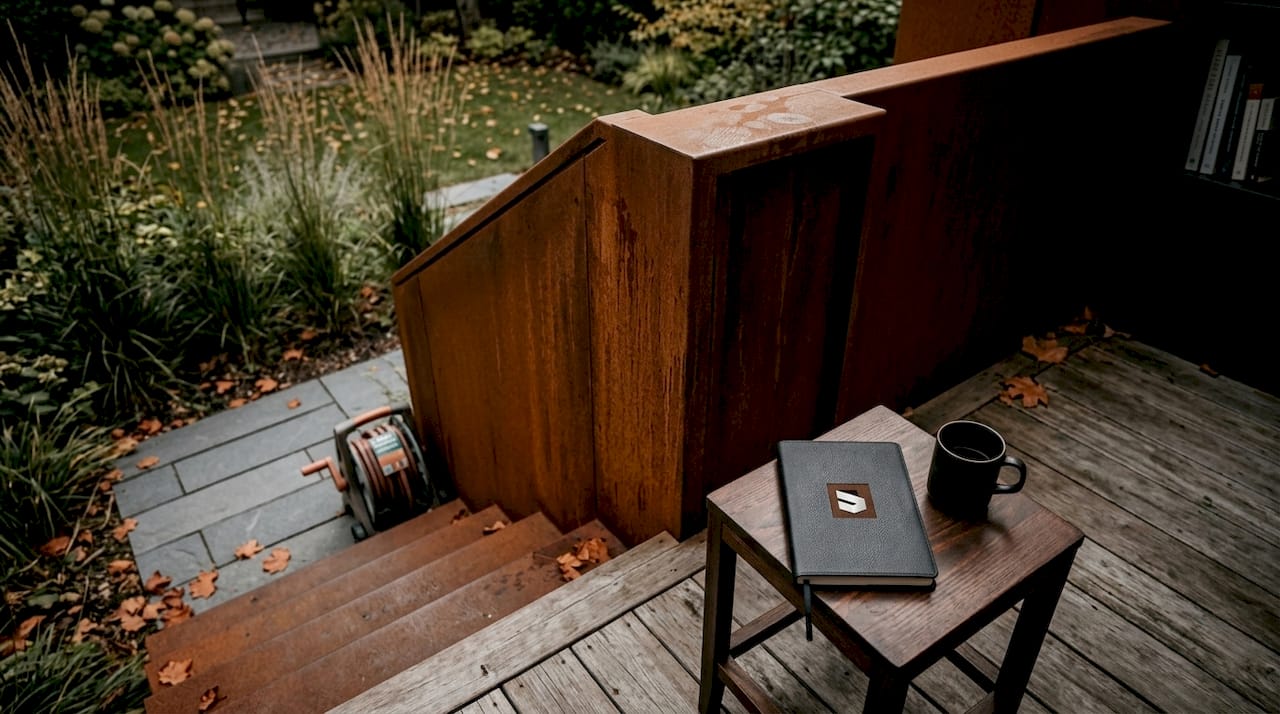 Un escalier extérieur en acier corten qui relie élégamment une terrasse contemporaine.