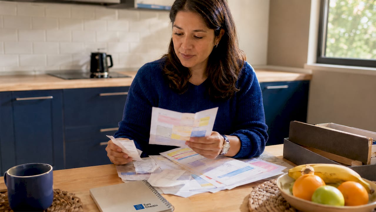 Manos organizando documentos financieros según el método USALI
