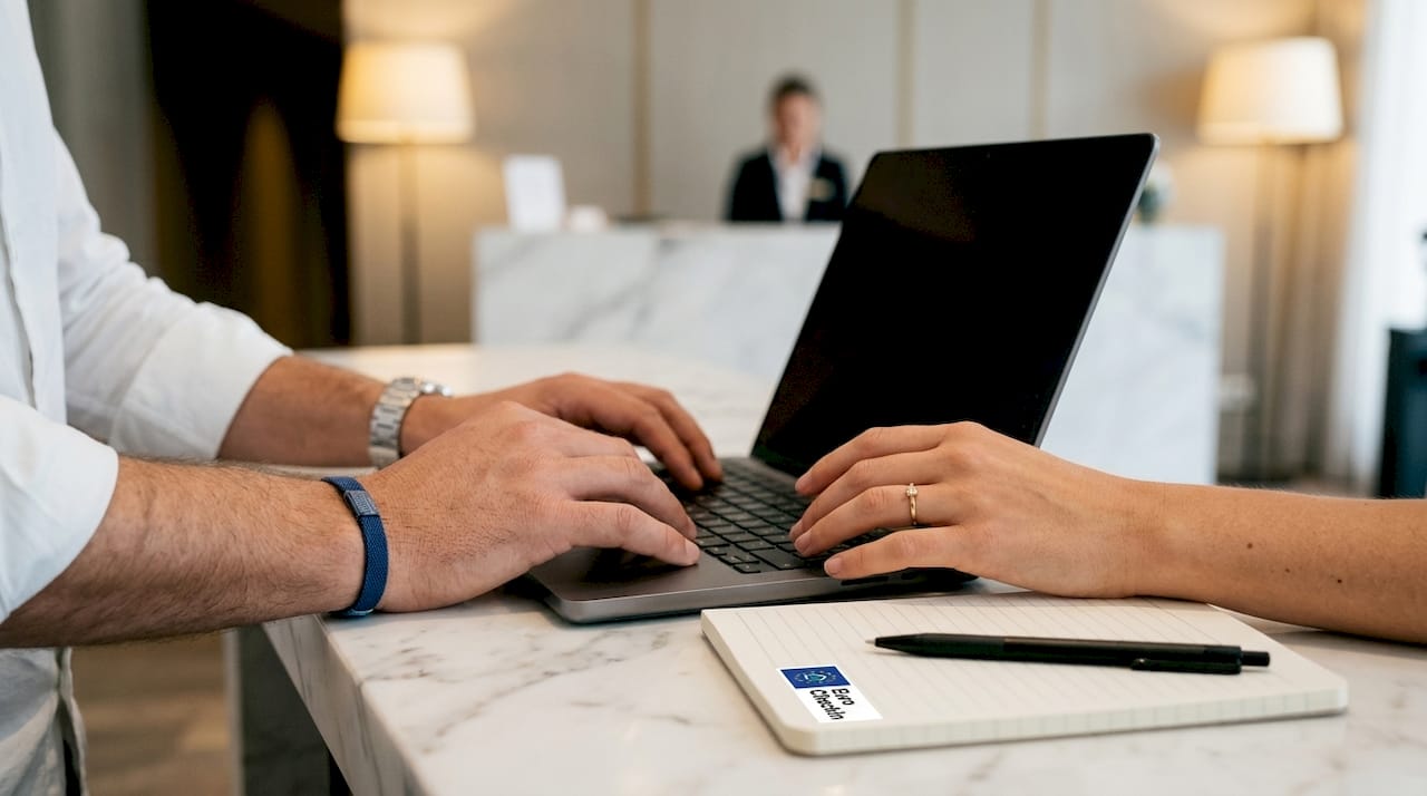 Personas trabajando en un portátil para gestionar procesos tecnológicos