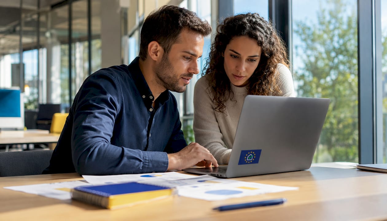 Una pareja organiza su próximo viaje utilizando el portátil y la plataforma Eurocheckin.