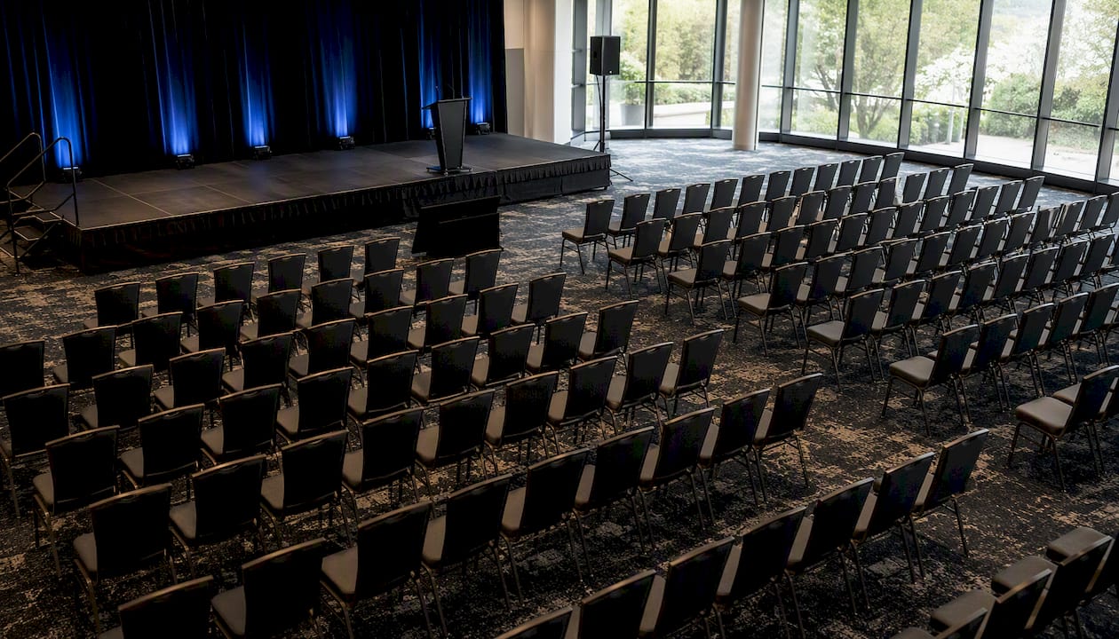 Montaje de un espacio para conferencias MICE aún sin asistentes