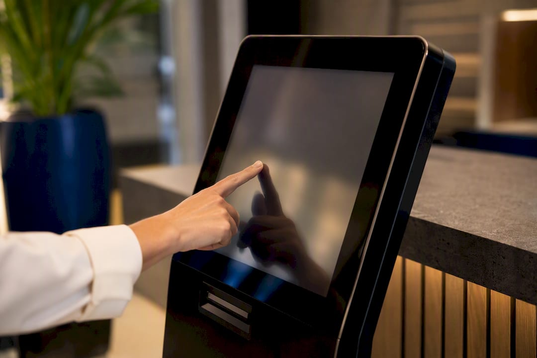 Un huésped realiza el check-in en el hotel utilizando un kiosco digital.