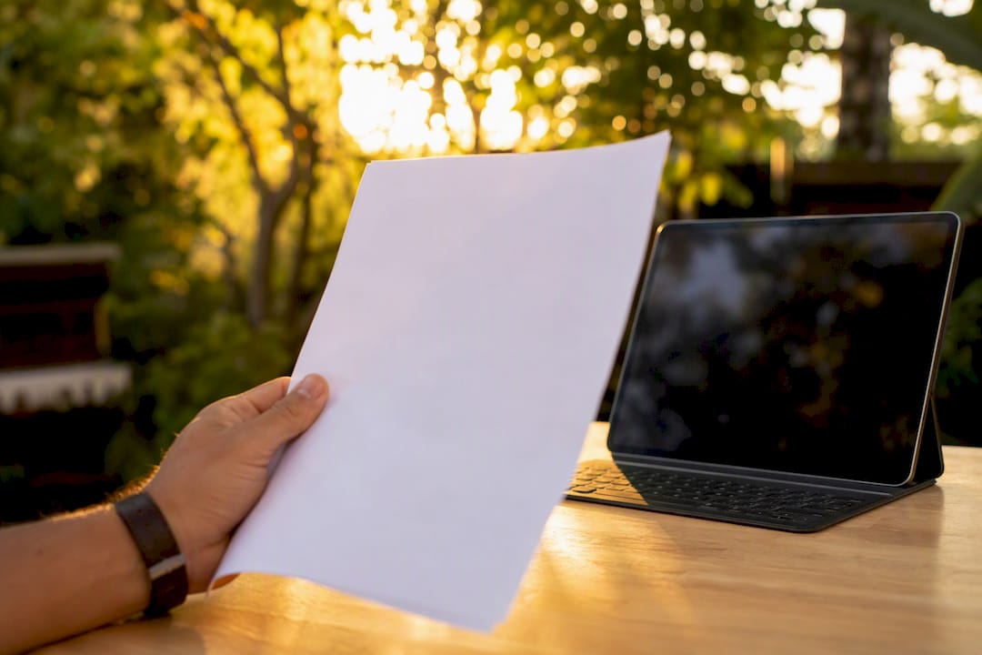 Mano verificando el cumplimiento de datos digitales