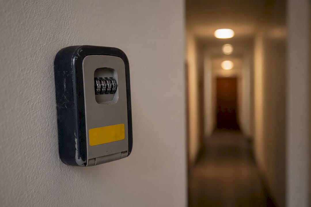 Primo piano della serratura a combinazione della cassetta di sicurezza per chiavi