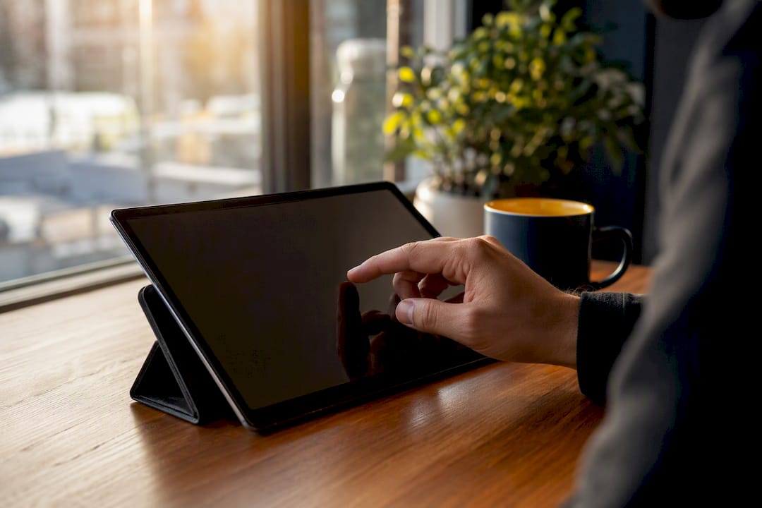 Mão a sincronizar o calendário num tablet