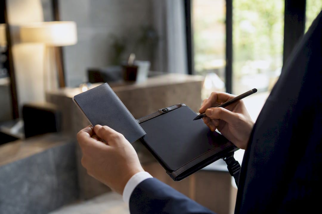 Mãos a validar o passaporte e assinatura digital do hóspede