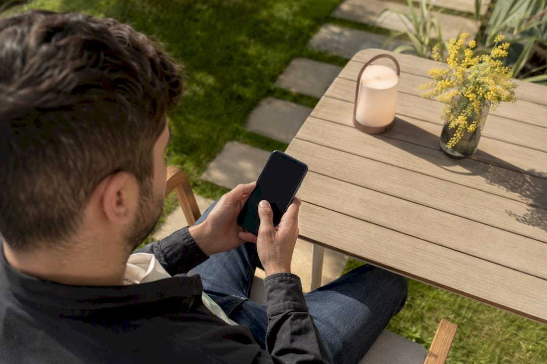 Ospite che effettua una prova di registrazione ospite su smartphone