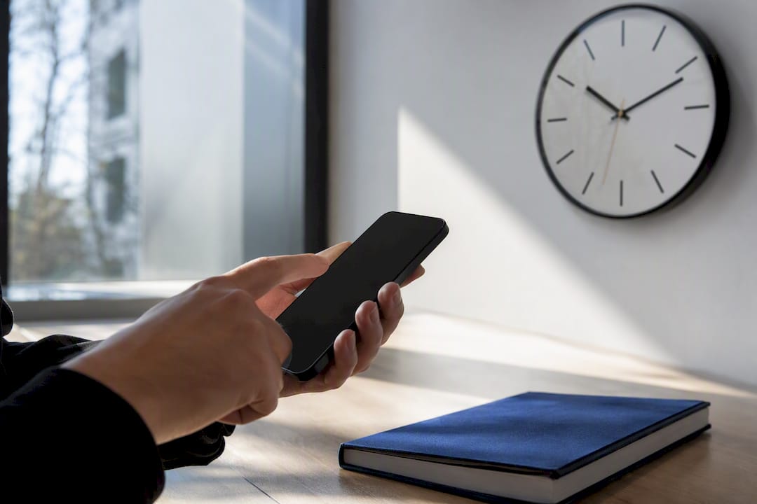 Primo piano di una mano che invia un messaggio con lo smartphone