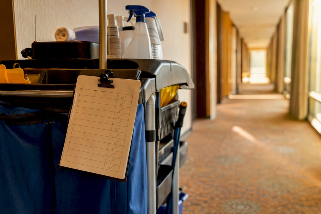 Lista delle attività di manutenzione sul carrello delle pulizie nel corridoio dell'hotel