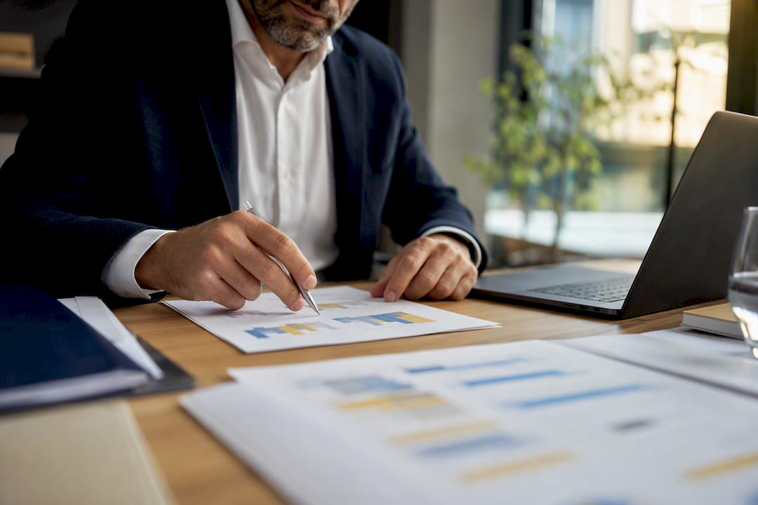 Manos sobre el escritorio analizando finanzas