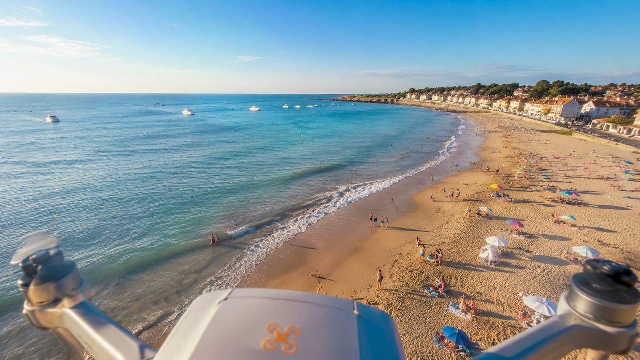 Vue panoramique d'une place de ville prise par drone