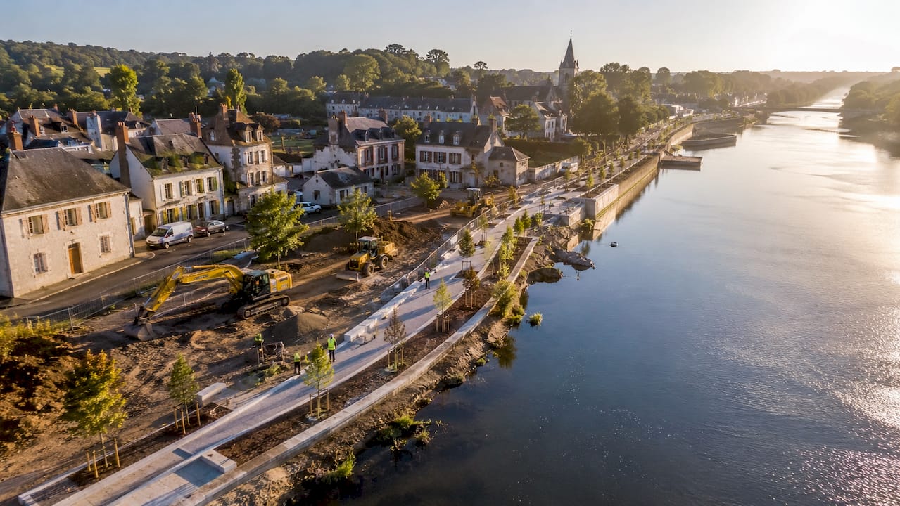 Vue aérienne du chantier d'aménagement des berges en centre-ville