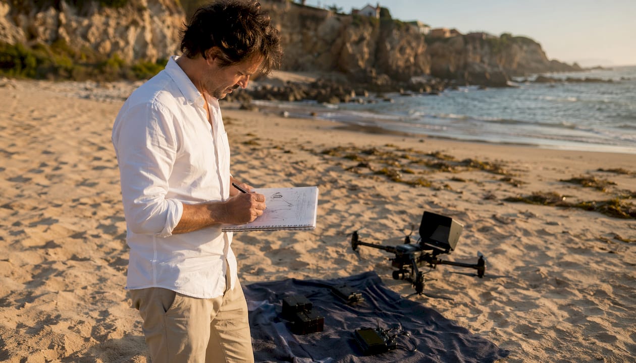 Le réalisateur se prépare à organiser un tournage en extérieur avec un drone.