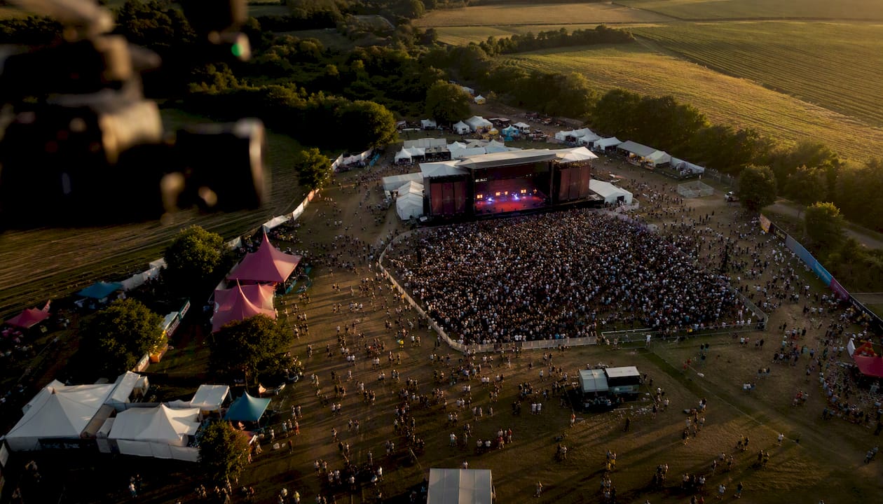 Vue aérienne d’un festival capturée par drone à la lumière dorée du coucher du soleil