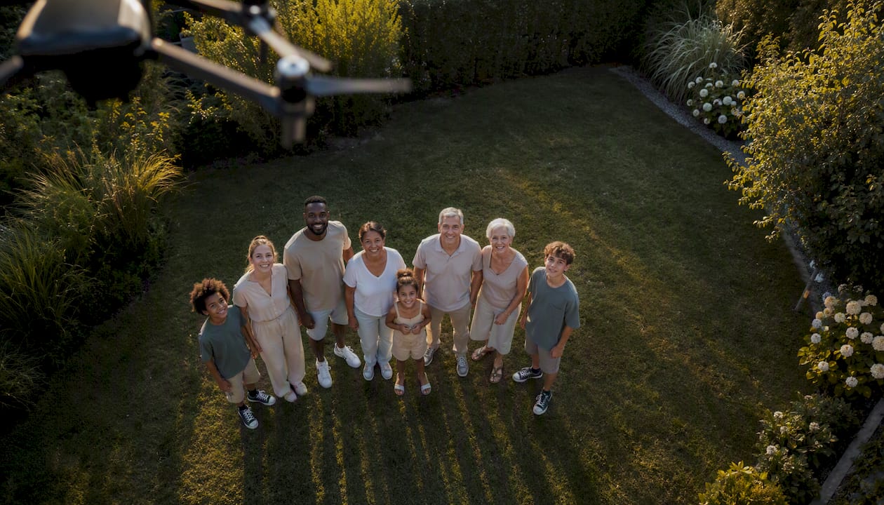 Une photo de famille prise en hauteur grâce à un drone, pour un souvenir original vu du ciel.