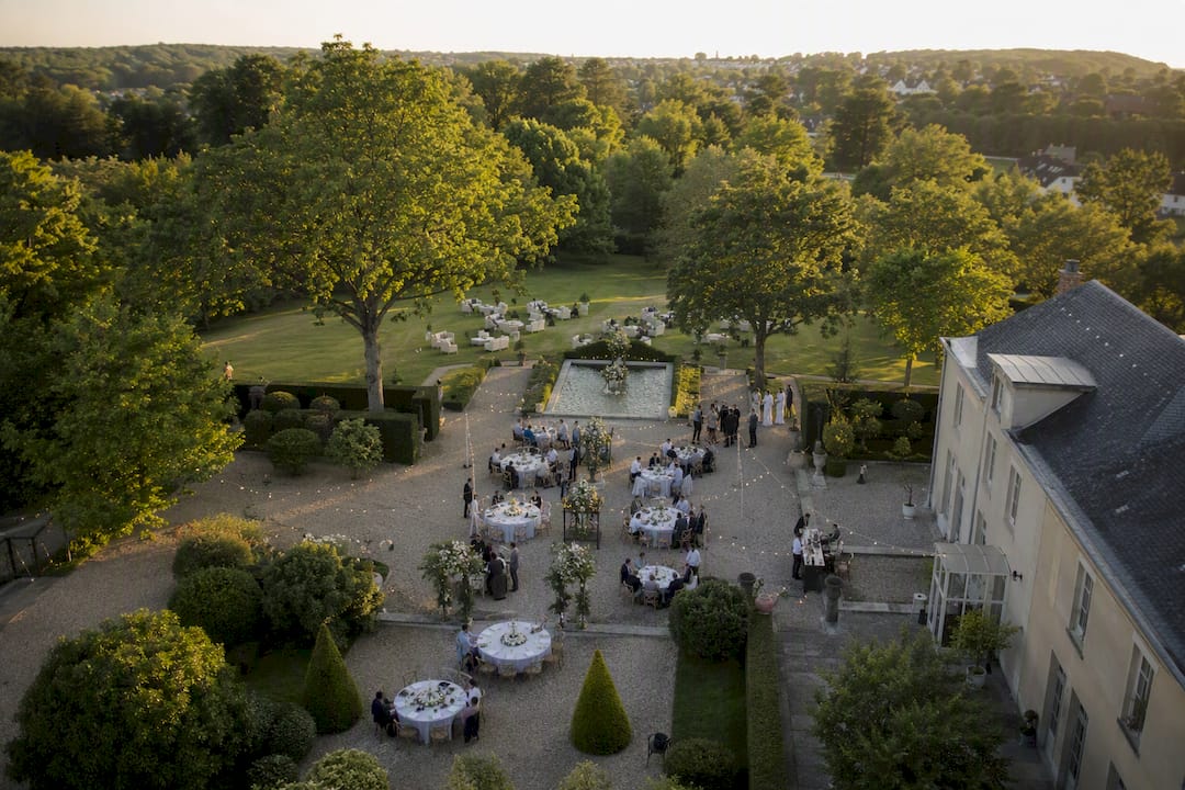 Vue aérienne du lieu du mariage prise par drone