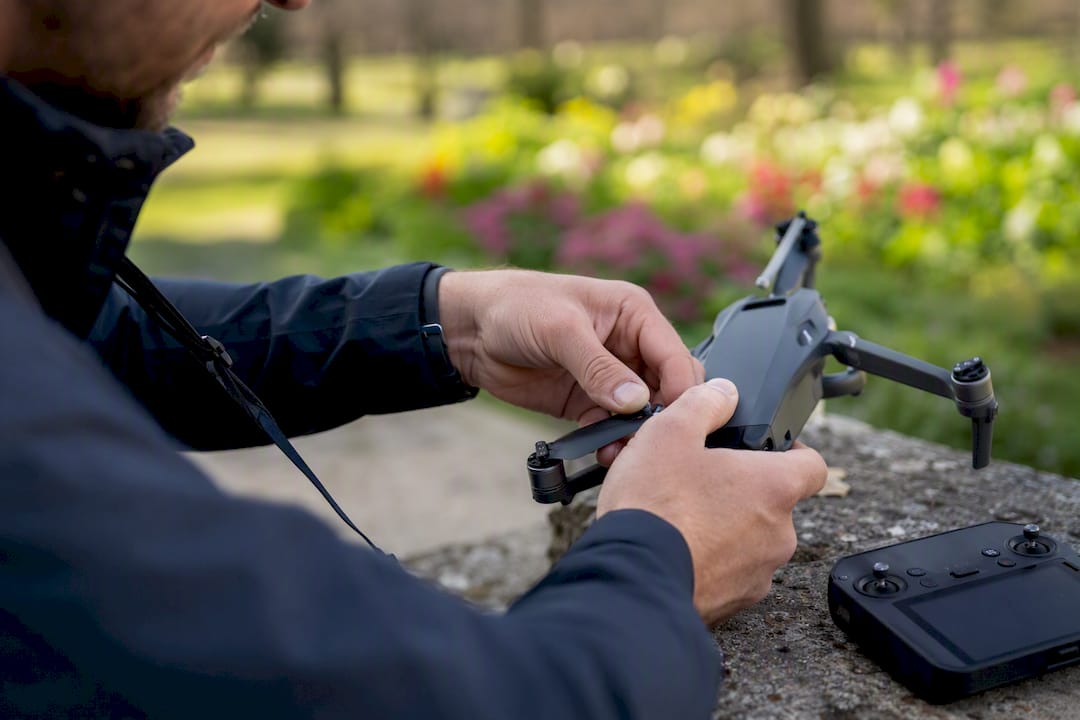 Pilote de drone préparant le drone pour le vol