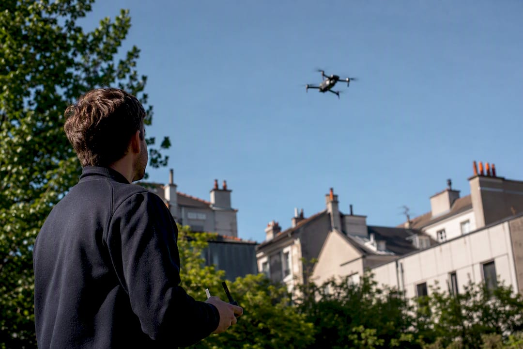 Drone survolant un toit pour inspection