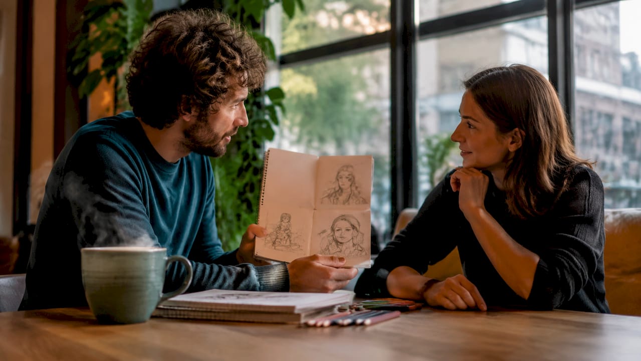 Im Atelier tauschen sich Künstler und Kunde über die Gestaltung des individuellen Kunstwerks aus.