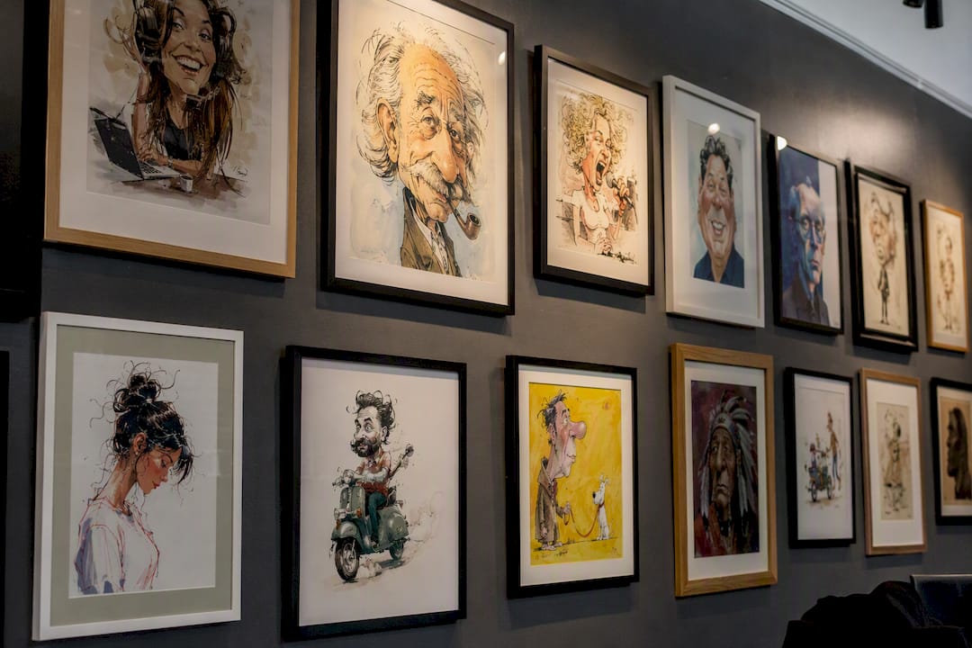 Galeriewand mit vielfältigen Karikaturstilen