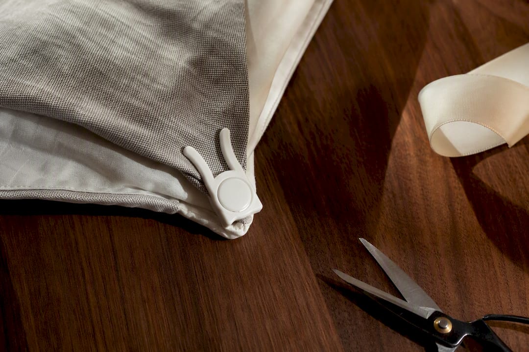 Pinless clip holding duvet fabric layers