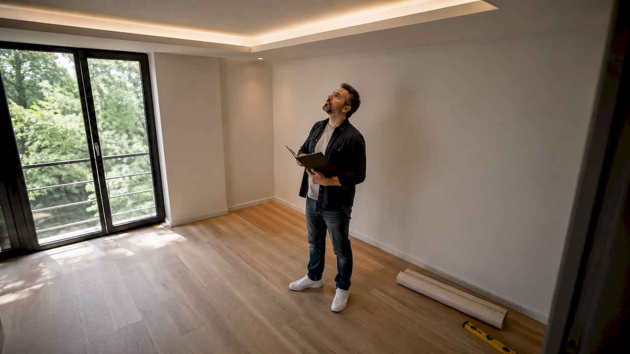 Un homme examine son futur appartement lors de la visite de pré-livraison.