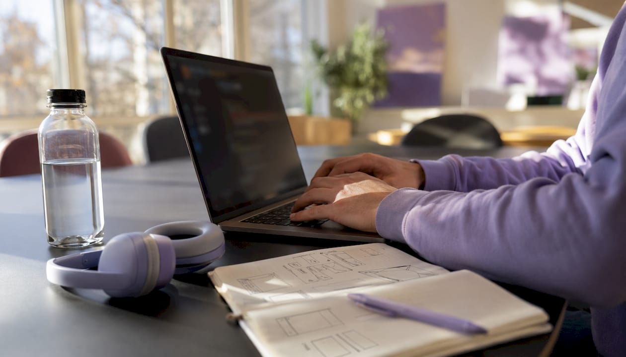 Någon sitter och programmerar vid sin laptop.