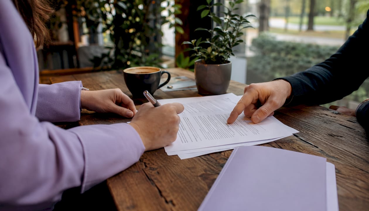 Händer som överlämnar GDPR-relaterade dokument