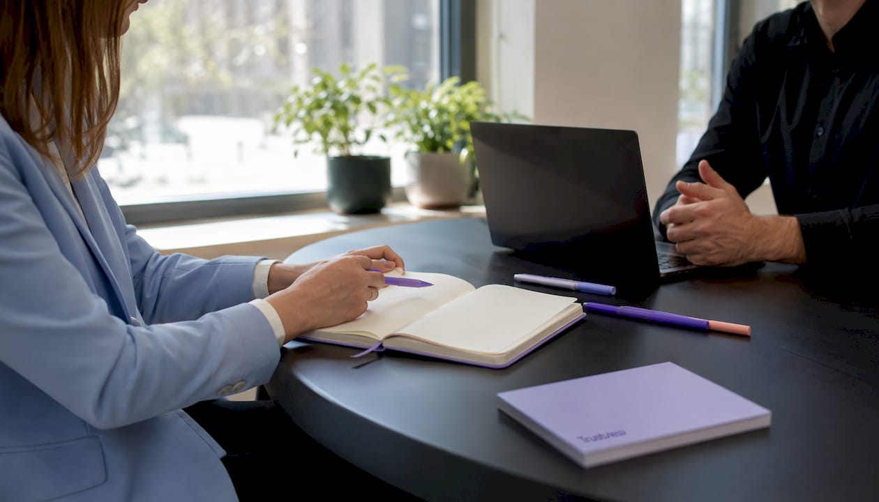 Fokus på anteckningar och händer i arbete med dataskydd under mötet