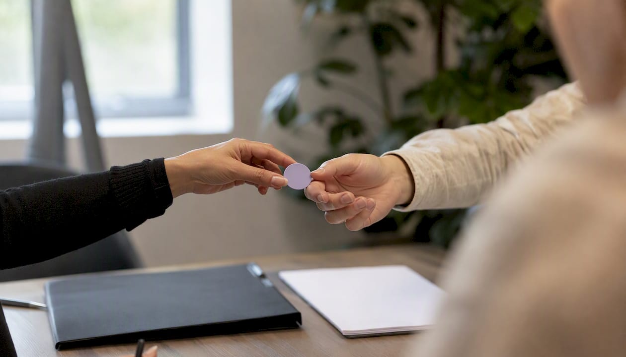 Händer som lämnar över ansvaret till någon annan