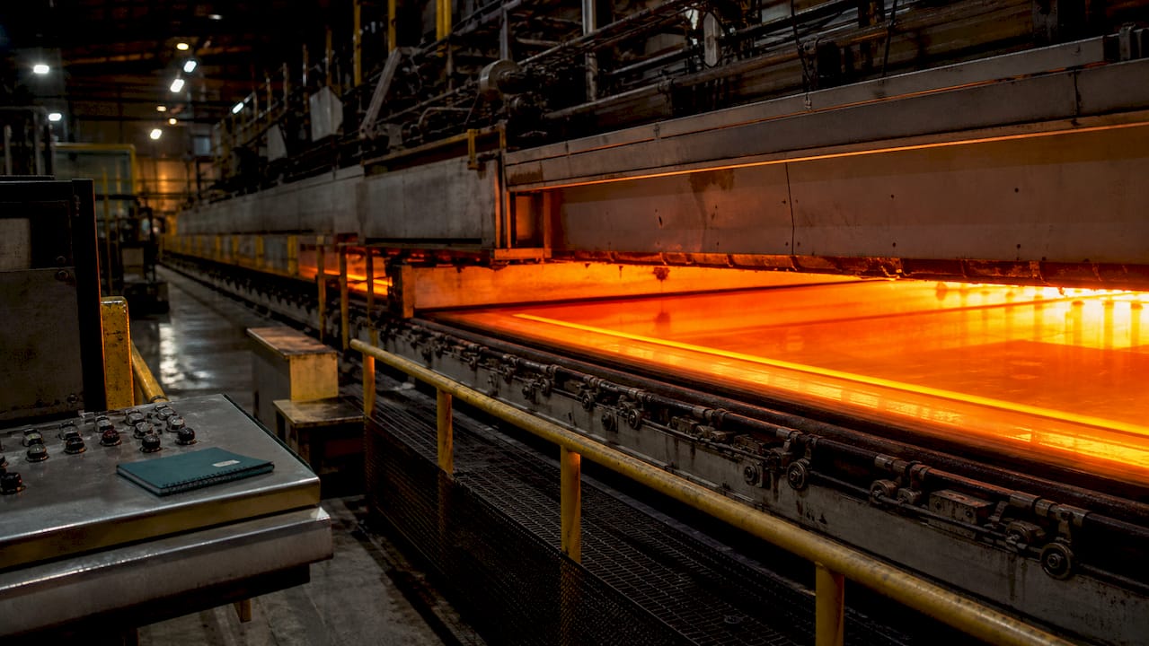 Industrial float glass manufacturing furnace
