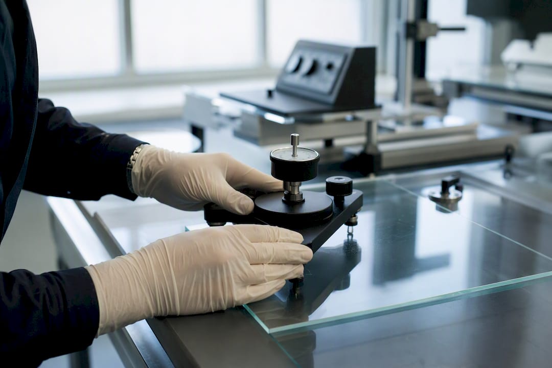 Flatness and wedge angle measurement of HUD combiner glass
