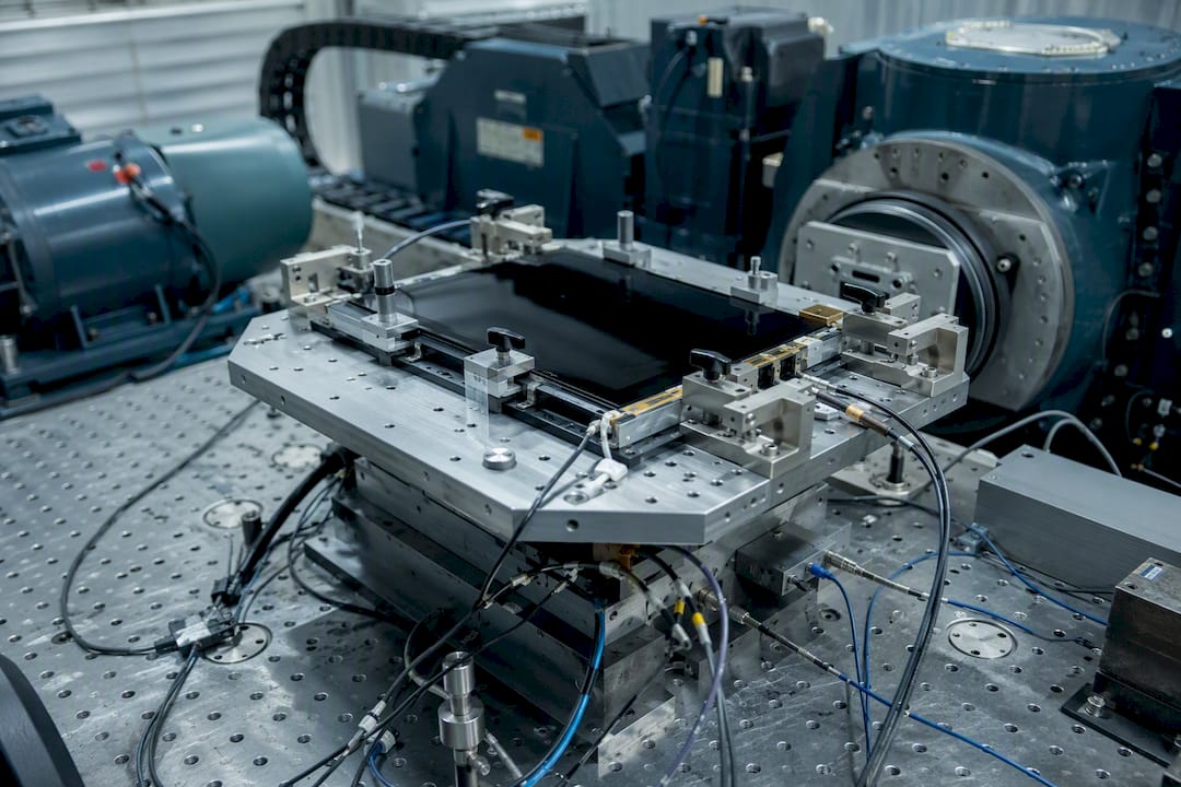 Vibration test fixture for defense touch display